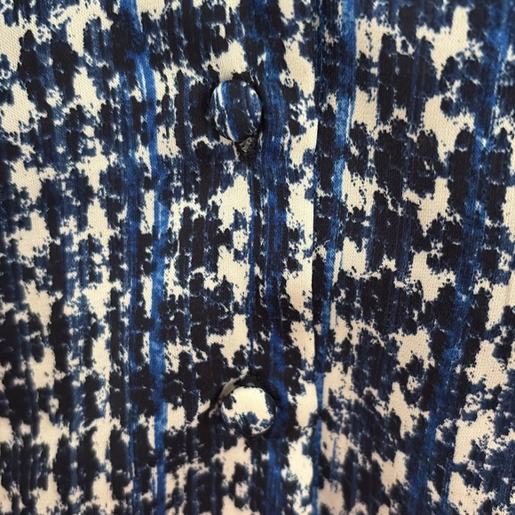 Tahari Blue & White Patterned Sleeveless Buttoned Blouse w/Tie in Front. Size 1X - Picture 6 of 11